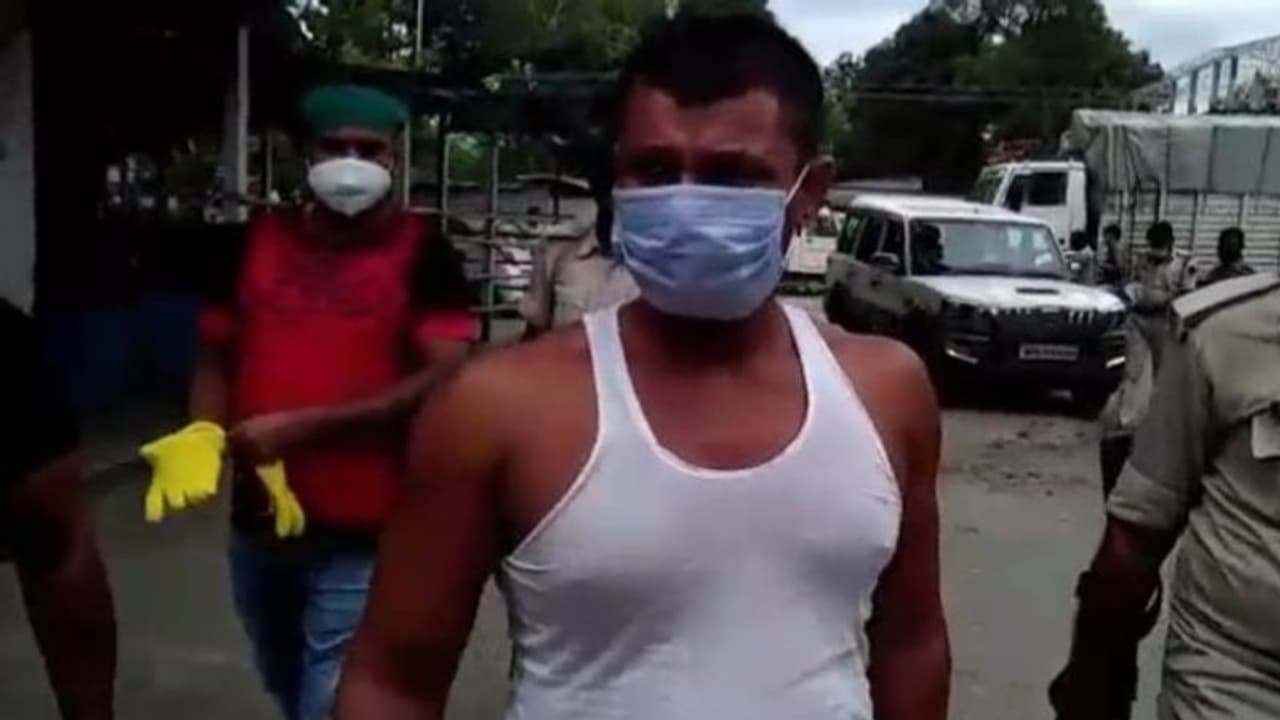 দিনে খালাসি রাতে সুপারি কিলার, বাংলায় ধরা পড়ল বিহারের 'ডন' দিনে খালাসি রাতে সুপারি কিলার, বাংলায় ধরা পড়ল বিহারের 'ডন'