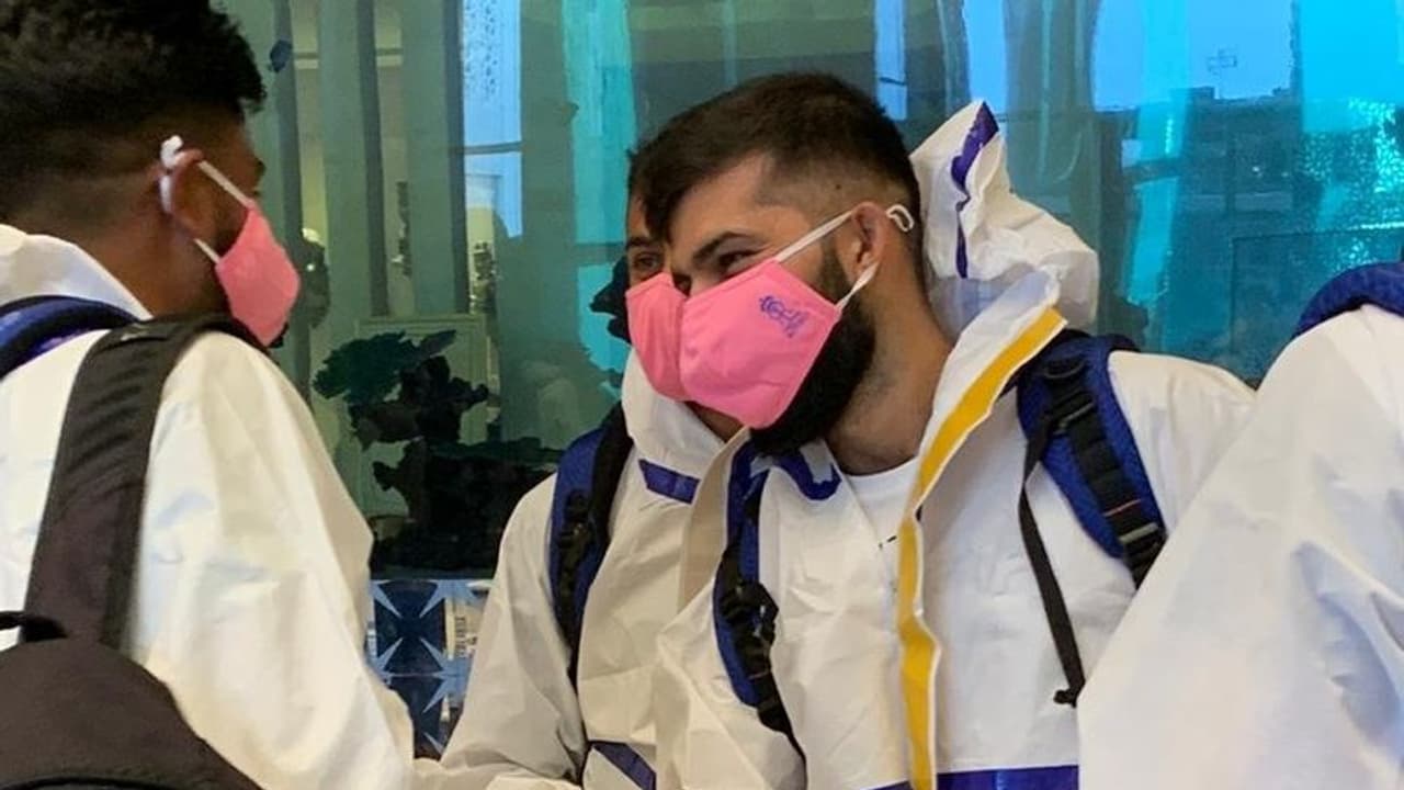 IPL के लिए यूएई रवाना हुईं टीमें, पीपीई किट पहने नजर आए खिलाड़ी, सभी प्लेयर्स का कोरोना टेस्ट आया निगेटिव IPL के लिए यूएई रवाना हुईं टीमें, पीपीई किट पहने नजर आए खिलाड़ी, सभी प्लेयर्स का कोरोना टेस्ट आया निगेटिव