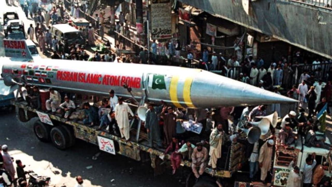 Pakistan minister Sheikh Rasheed threatens India with nuclear war