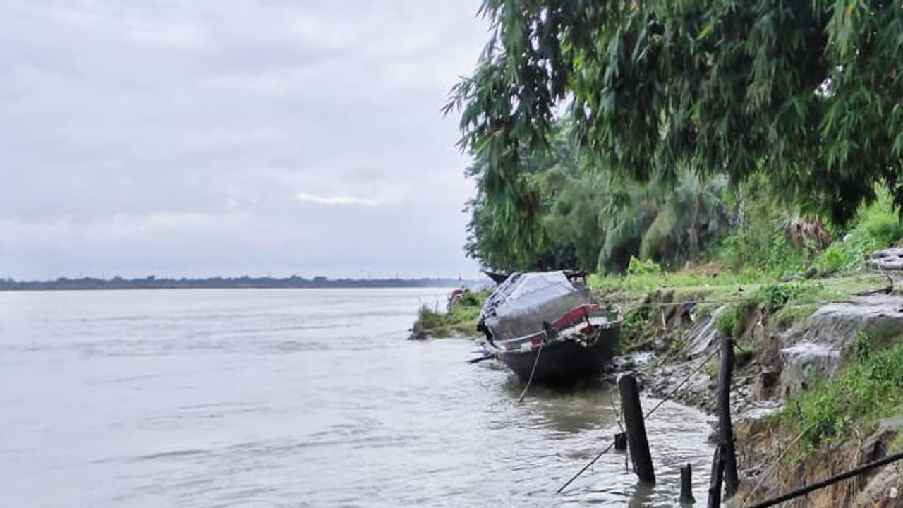 দক্ষিণবঙ্গে দিনভর বৃষ্টির জেরে ভাঙল নদীবাঁধ, আতঙ্ক
