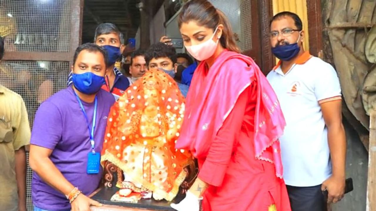 গণেশ বন্দনায় বি টাউন, কঠিন সময় সতর্কতা মেনেই সেলেব বাড়িতে গণপতি বাপ্পা