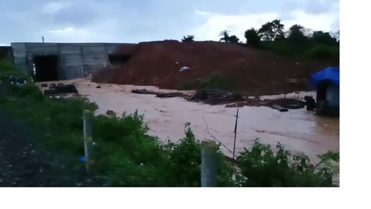 ক্যানালের গার্ডওয়াল ভেঙে বিপত্তি, জল ঢুকল ঝাড়গ্রামে ক্যানালের গার্ডওয়াল ভেঙে বিপত্তি, জল ঢুকল ঝাড়গ্রামে