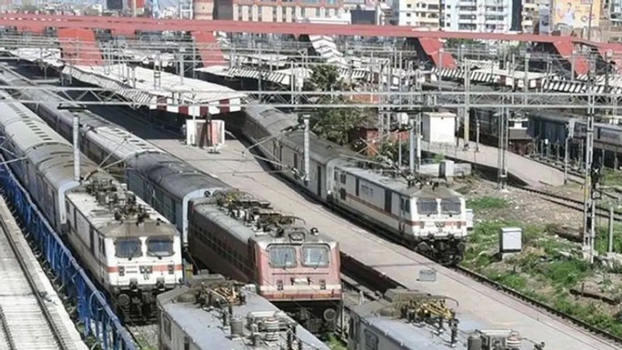 লকডাউনে বাতিল ট্রেন, এসএমএস না পেয়ে বৃষ্টিতে চরম ভোগান্তিতে যাত্রীরা লকডাউনে বাতিল ট্রেন, এসএমএস না পেয়ে বৃষ্টিতে চরম ভোগান্তিতে যাত্রীরা