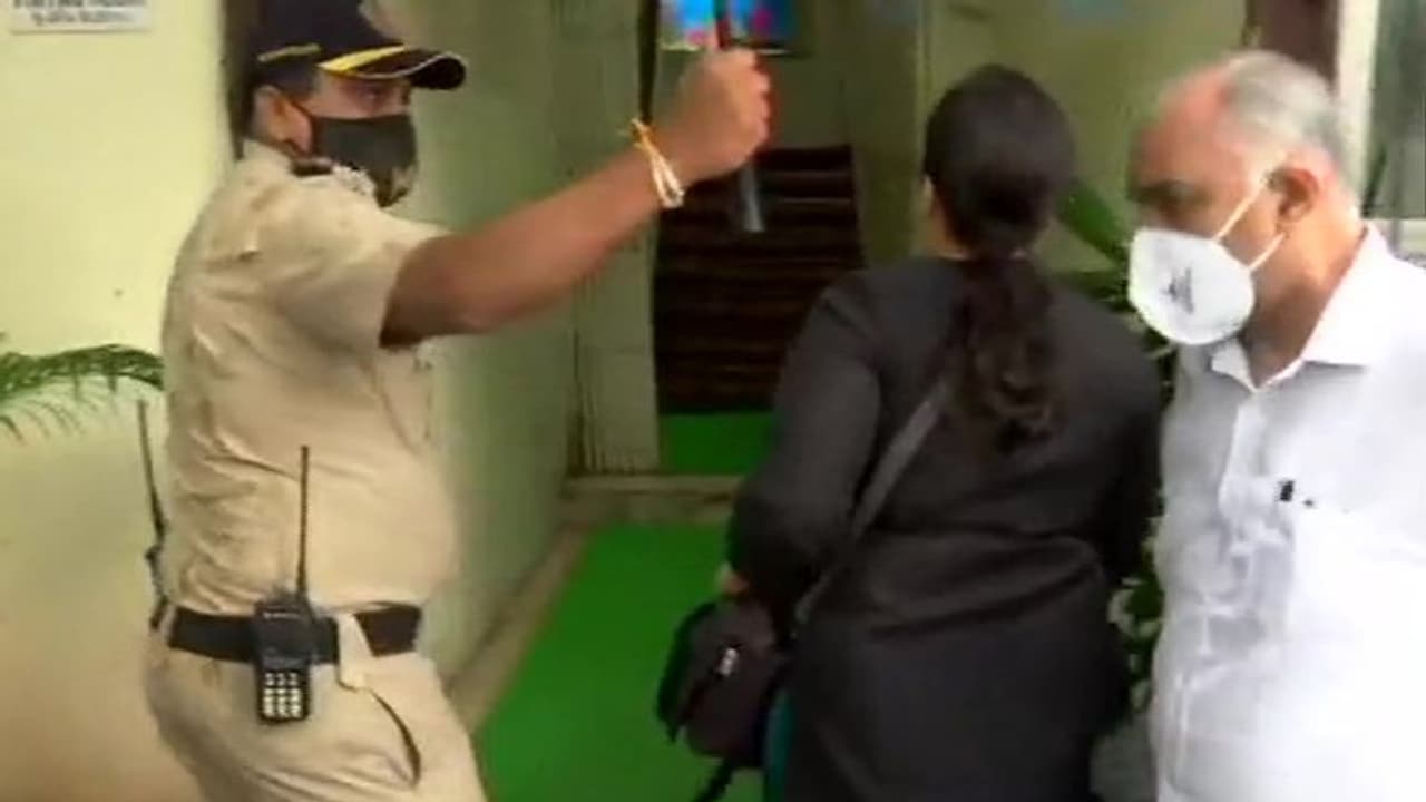 सुशांत के कुक को CBI ने हिरासत में लिया, बांद्रा पुलिस से दस्तावेज भी जब्त किए; अब एक्टर के घर जाएगी टीम सुशांत के कुक को CBI ने हिरासत में लिया, बांद्रा पुलिस से दस्तावेज भी जब्त किए; अब एक्टर के घर जाएगी टीम