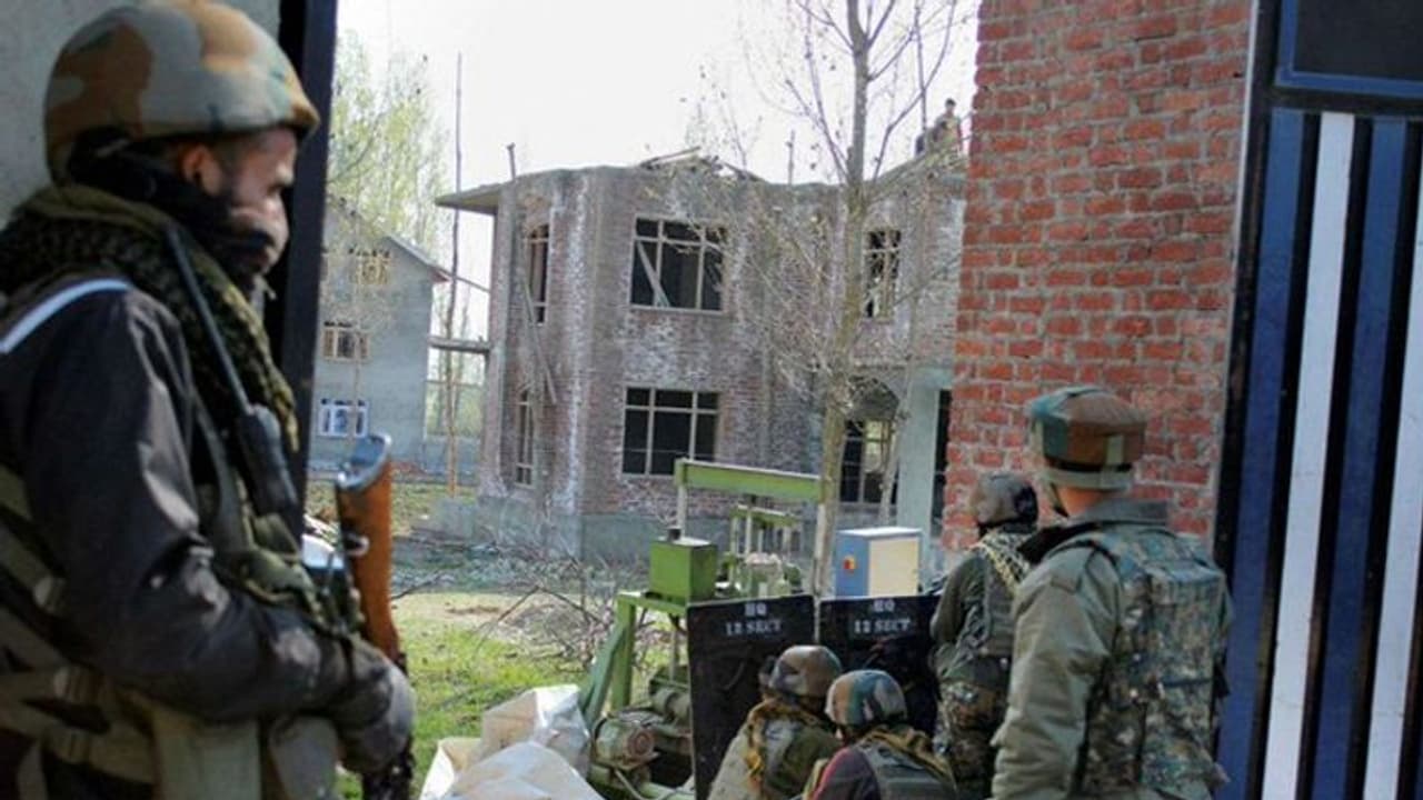 आतंकियों ने बारामूला का वीडियो जारी किया, पुलिस ने कहा यह आतंकवाद का महिमामंडन आतंकियों ने बारामूला का वीडियो जारी किया, पुलिस ने कहा यह आतंकवाद का महिमामंडन