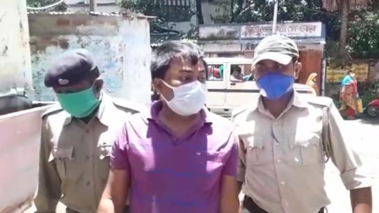 'ধর্ষণের পর বধূর নগ্ন ছবি পোস্ট সোশ্যাল মিডিয়ায়, শিক্ষকের 'কীর্তি'তে শোরগোল বর্ধমানে 'ধর্ষণের পর বধূর নগ্ন ছবি পোস্ট সোশ্যাল মিডিয়ায়, শিক্ষকের 'কীর্তি'তে শোরগোল বর্ধমানে