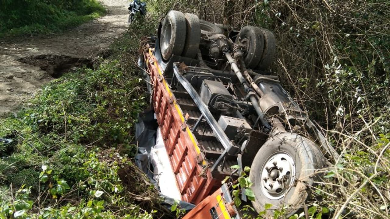Nandyala Road Accident: పెళ్లి బృందం లారీ బోల్తా... ఇద్దరు దుర్మరణం, 11మందికి గాయాలు Nandyala Road Accident: పెళ్లి బృందం లారీ బోల్తా... ఇద్దరు దుర్మరణం, 11మందికి గాయాలు