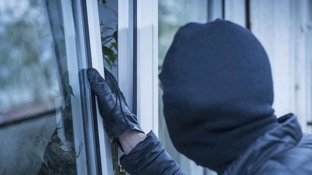 फुटबॉल टीम से हटाने के बाद कोच ने की शर्मनाक हरकत, ड्रेसिंग रूम से चुराकर ले भागा खिलाड़ियों का मोबाइल और पर्स फुटबॉल टीम से हटाने के बाद कोच ने की शर्मनाक हरकत, ड्रेसिंग रूम से चुराकर ले भागा खिलाड़ियों का मोबाइल और पर्स