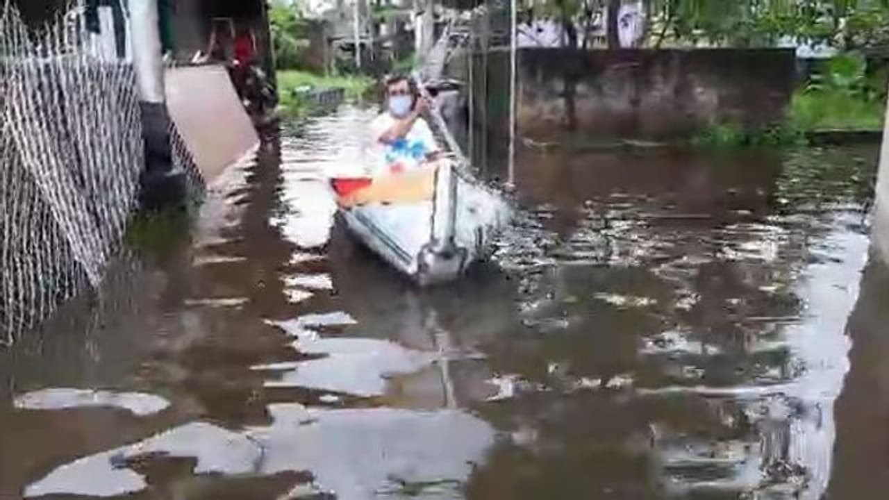 টানা বৃষ্টিতে নৌকা নামল ঠাকুরপুকুরে, 'মেলেনি প্রশাসনের সাহায্য়' টানা বৃষ্টিতে নৌকা নামল ঠাকুরপুকুরে, 'মেলেনি প্রশাসনের সাহায্য়'