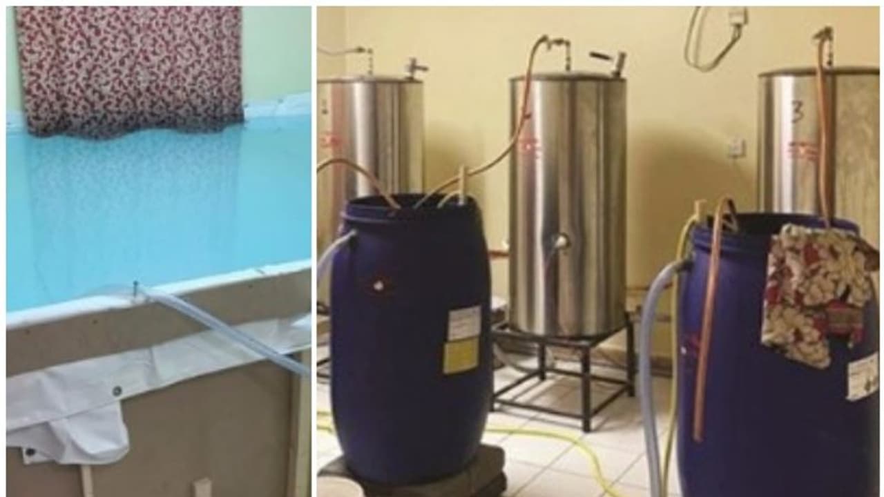 കുവൈത്തില് അപ്പാര്ട്ട്മെന്റ് കേന്ദ്രീകരിച്ച് പ്രവര്ത്തിച്ചിരുന്ന മദ്യനിര്മാണ കേന്ദ്രത്തില് റെയ്ഡ് കുവൈത്തില് അപ്പാര്ട്ട്മെന്റ് കേന്ദ്രീകരിച്ച് പ്രവര്ത്തിച്ചിരുന്ന മദ്യനിര്മാണ കേന്ദ്രത്തില് റെയ്ഡ്