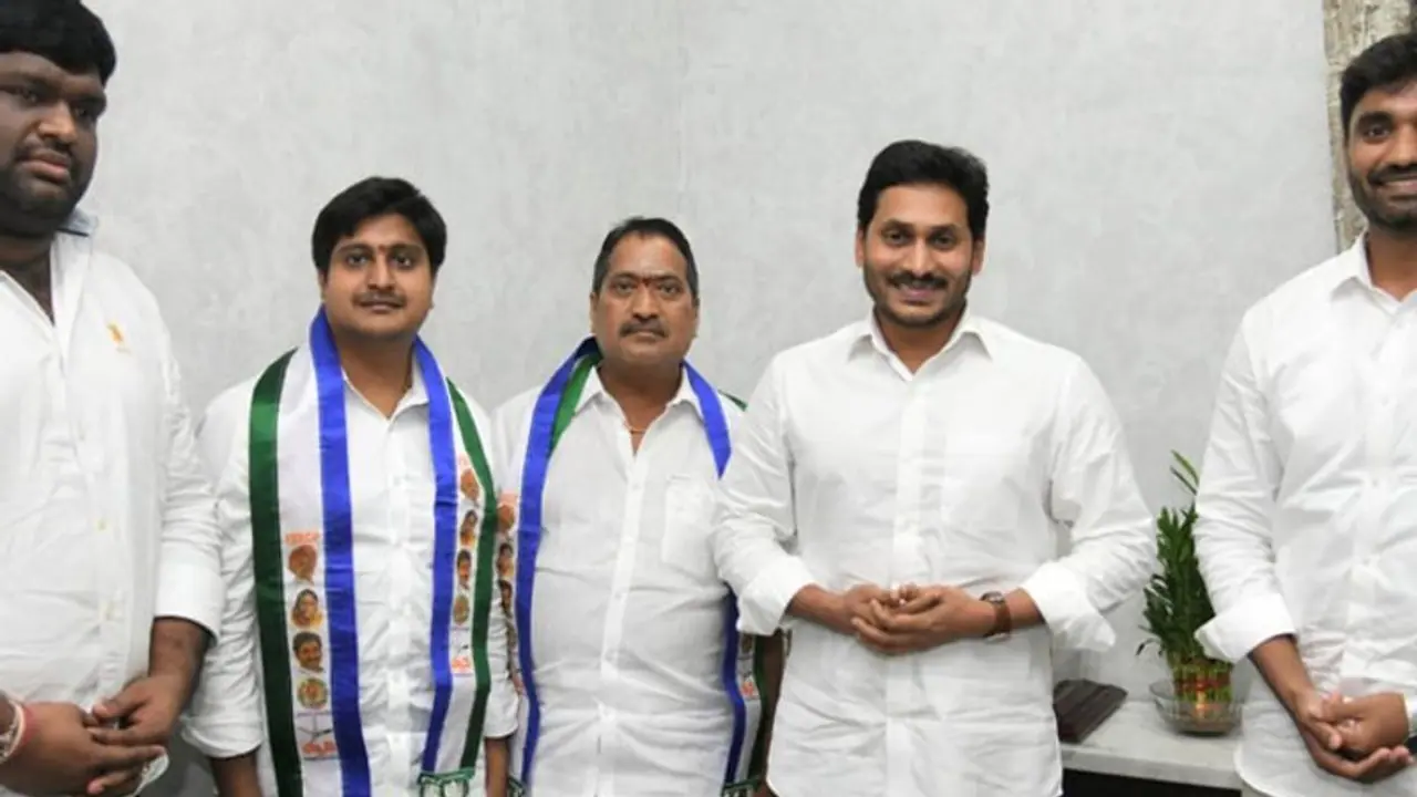 బ్రేకింగ్: టీడీపీకి చందన రమేశ్ గుడ్బై... జగన్ సమక్షంలో వైసీపీలో చేరిక బ్రేకింగ్: టీడీపీకి చందన రమేశ్ గుడ్బై... జగన్ సమక్షంలో వైసీపీలో చేరిక
