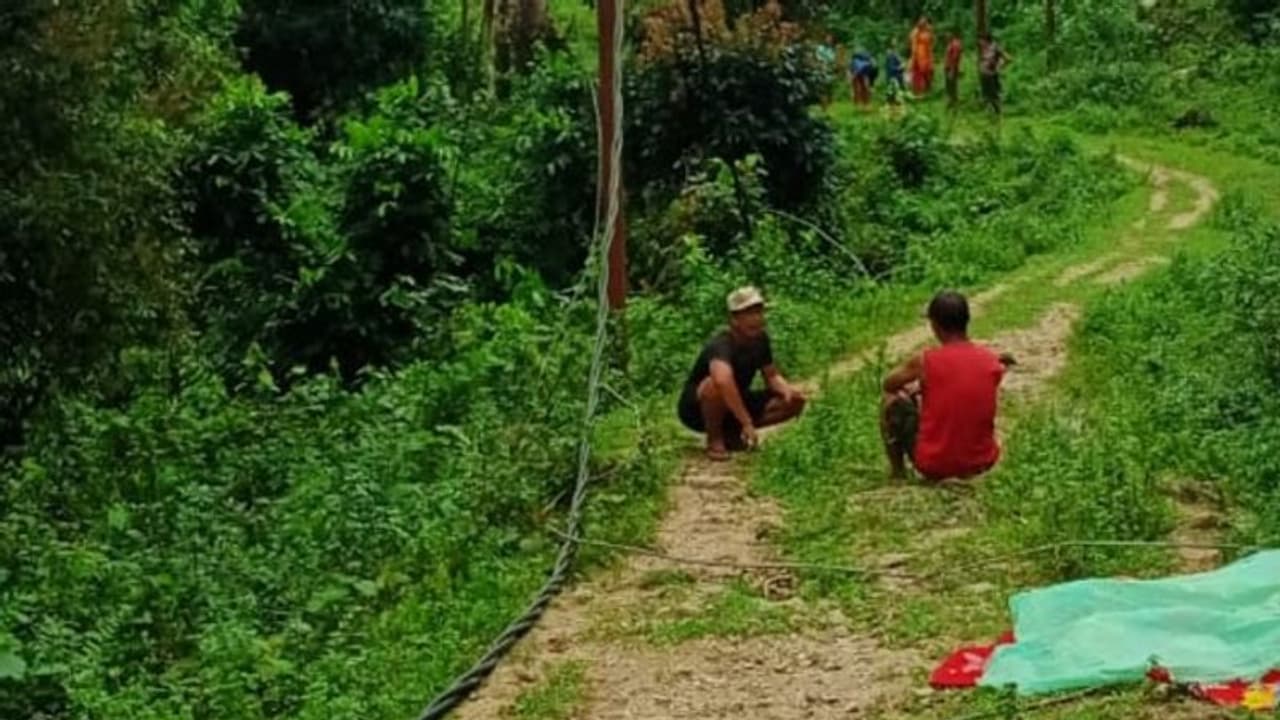 বাড়ি বাইরে বেরোতেই বিদ্যুৎপৃষ্ট, বেঘোরে প্রাণ গেল দম্পতির বাড়ি বাইরে বেরোতেই বিদ্যুৎপৃষ্ট, বেঘোরে প্রাণ গেল দম্পতির