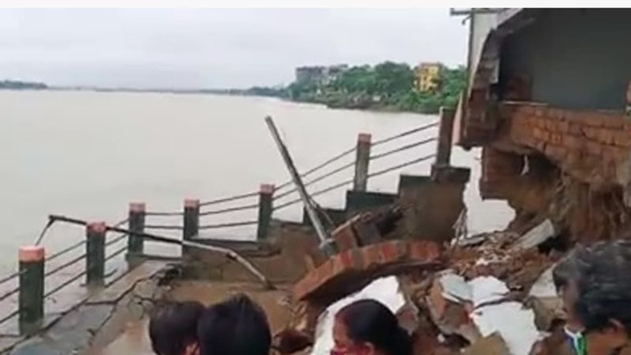গঙ্গার ঘাটে আছড়ে পড়ল হড়পা বান, হুড়মুড়িয়ে পড়ল ঘাটের একাংশ গঙ্গার ঘাটে আছড়ে পড়ল হড়পা বান, হুড়মুড়িয়ে পড়ল ঘাটের একাংশ