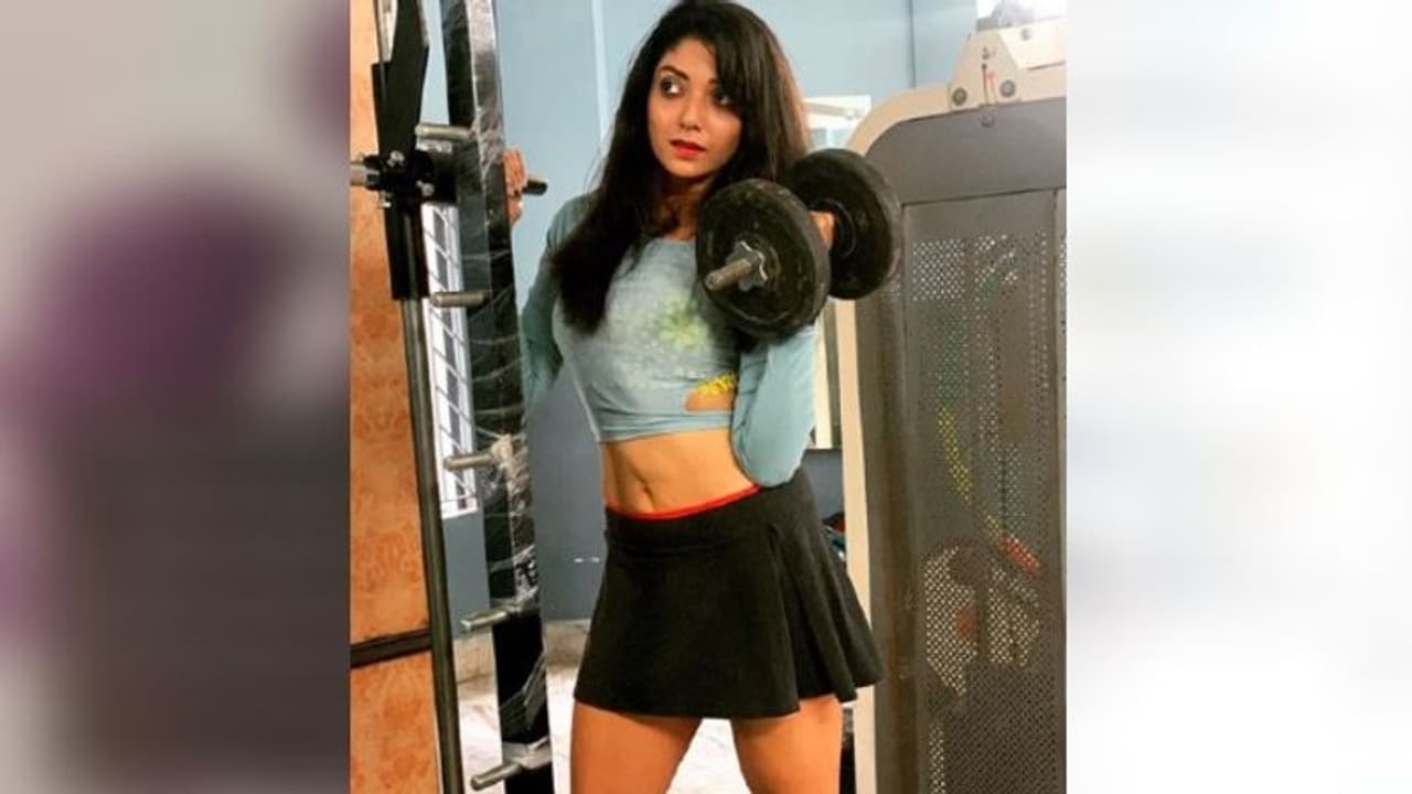 ভারী বার্বেল তুলছেন দেবলীনা, ছবি দেখে অনুপ্রেরণা পেল সাইবারবাসী ভারী বার্বেল তুলছেন দেবলীনা, ছবি দেখে অনুপ্রেরণা পেল সাইবারবাসী
