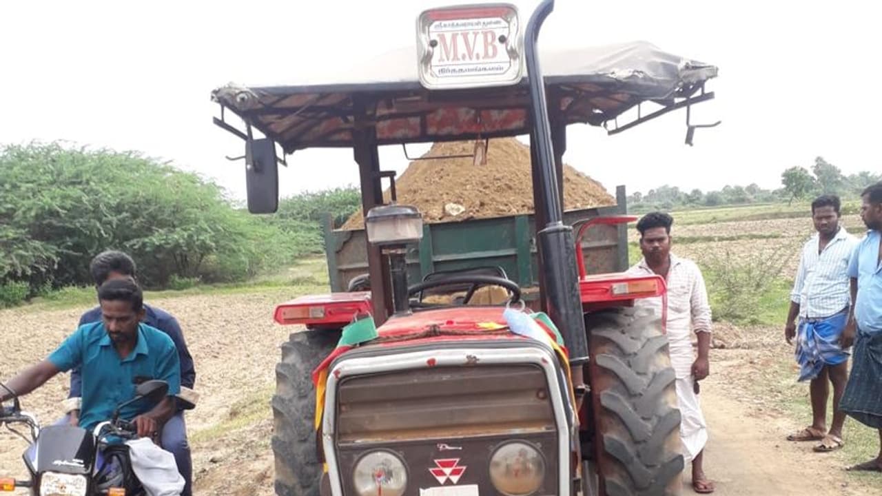 நாகப்பட்டிணம்: மணல் திருட்டை தடுக்க போன விஏஓக்களுக்கு அடி உதை..! வீடியோ காட்சிகள் அம்பலம்.! நாகப்பட்டிணம்: மணல் திருட்டை தடுக்க போன விஏஓக்களுக்கு அடி உதை..! வீடியோ காட்சிகள் அம்பலம்.!