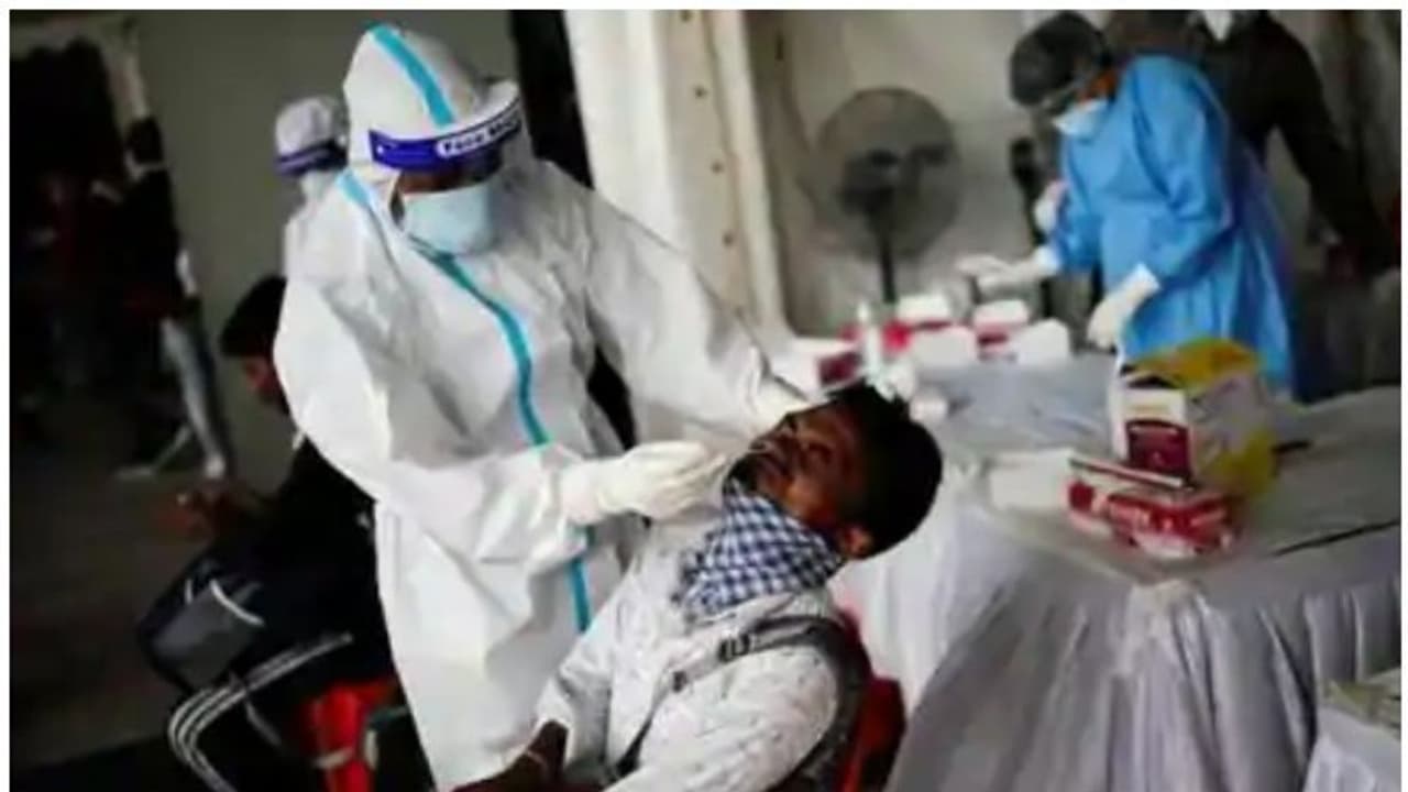 എട്ട് ജില്ലകളിൽ നൂറിലേറെ കൊവിഡ് കേസുകൾ, തലസ്ഥാനത്തെ സ്ഥിതി അതീവഗുരുതരം, മലബാറിലും ആശങ്ക കനക്കുന്നു എട്ട് ജില്ലകളിൽ നൂറിലേറെ കൊവിഡ് കേസുകൾ, തലസ്ഥാനത്തെ സ്ഥിതി അതീവഗുരുതരം, മലബാറിലും ആശങ്ക കനക്കുന്നു