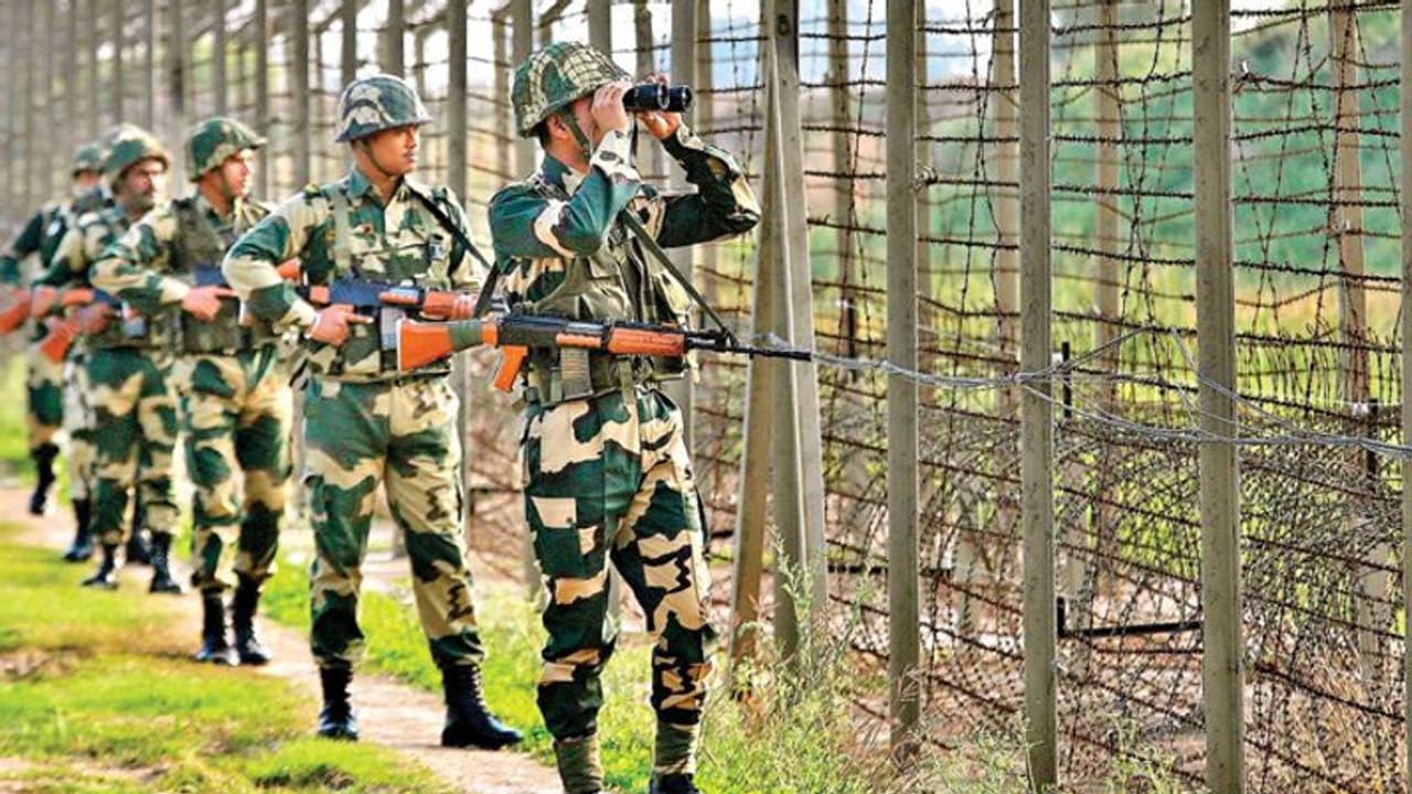 বাংলাদেশ সীমান্তে বিএসএফ জওয়ানের রহস্যমৃত্যু, চা বাগানে মিলল গুলিবিদ্ধ দেহ বাংলাদেশ সীমান্তে বিএসএফ জওয়ানের রহস্যমৃত্যু, চা বাগানে মিলল গুলিবিদ্ধ দেহ