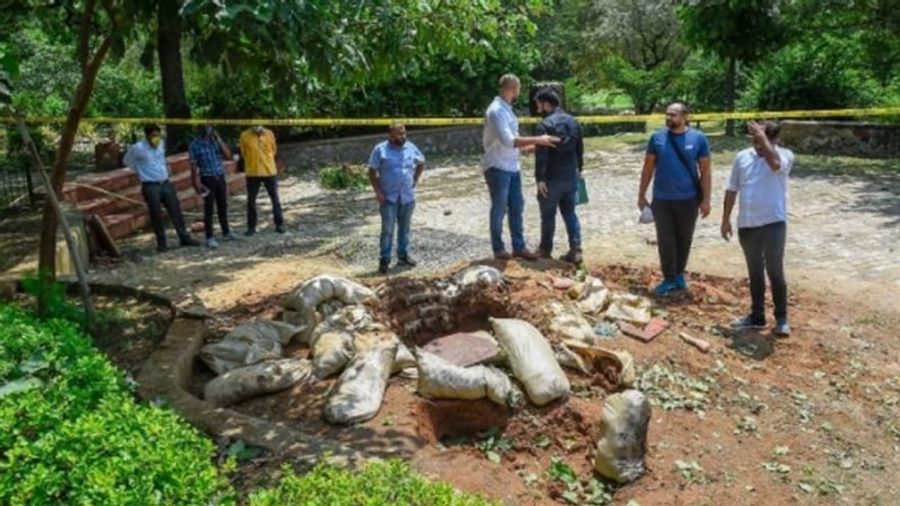 Meghalaya IEDs: রাজ্য জুড়ে পুলিশের চিরুনি তল্লাশি, উদ্ধার আইইডি গ্রেনেড বুলেট Meghalaya IEDs: রাজ্য জুড়ে পুলিশের চিরুনি তল্লাশি, উদ্ধার আইইডি গ্রেনেড বুলেট
