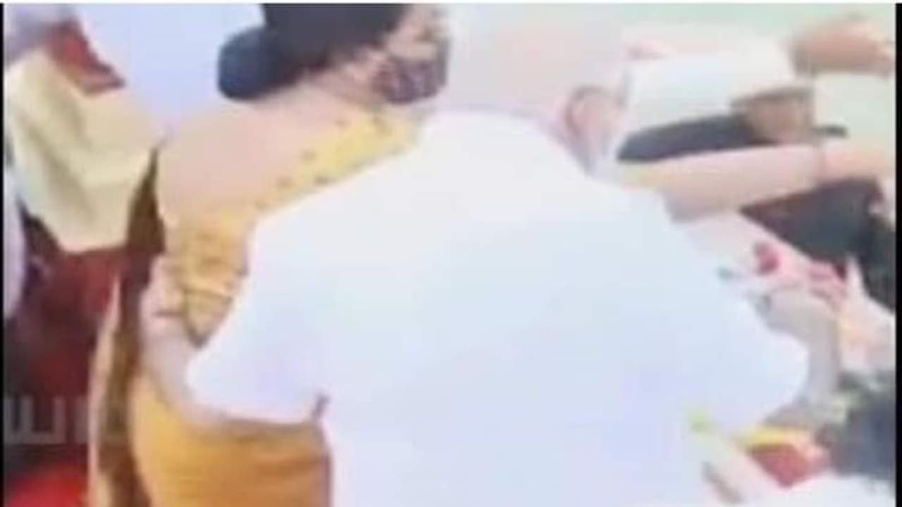 நடிகையின் இடுப்பை பிடித்த எடியூரப்பா... வைரலாகும் வீடியோ..! நடிகையின் இடுப்பை பிடித்த எடியூரப்பா... வைரலாகும் வீடியோ..!