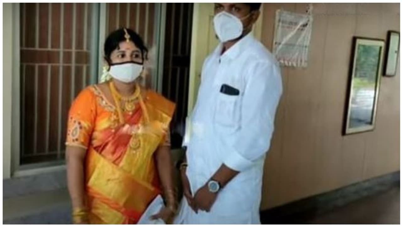 மாணவரணி இளைஞருடன் மானாவாரியாக காதல்... தடபுடலாக வீட்டை விட்டு கிளம்பிய டீச்சர்..! மாணவரணி இளைஞருடன் மானாவாரியாக காதல்... தடபுடலாக வீட்டை விட்டு கிளம்பிய டீச்சர்..!