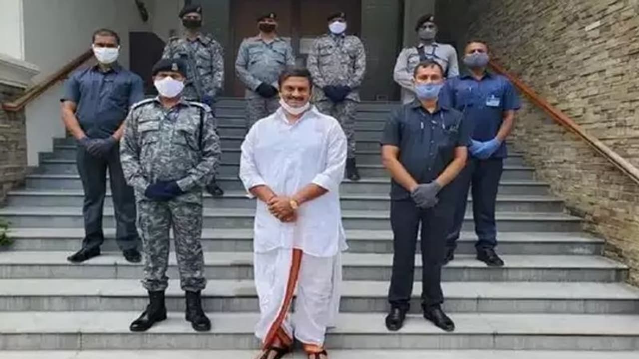 అనుకున్నది సాధించిన రాజుగారు: సీఐఎస్ఎఫ్ బలగాల రక్షణలోకి రఘురామ కృష్ణంరాజు అనుకున్నది సాధించిన రాజుగారు: సీఐఎస్ఎఫ్ బలగాల రక్షణలోకి రఘురామ కృష్ణంరాజు