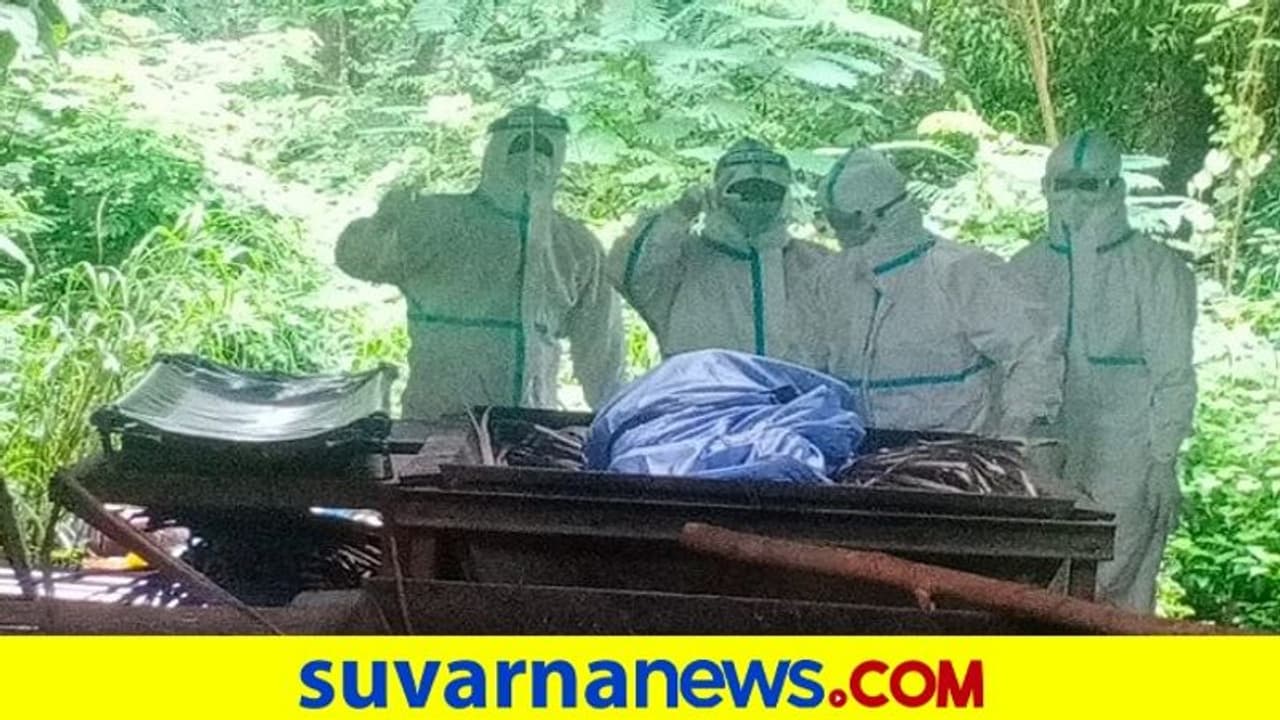 ಉಡುಪಿ: ಕೊರೋನಾದಿಂದ ಮೃತಪಟ್ಟವರ ಅಂತ್ಯಕ್ರಿಯೆ ನಡೆಸಿದ ಹಿಂದೂ ಜಾಗರಣ ವೇದಿಕೆ ತಂಡ ಉಡುಪಿ: ಕೊರೋನಾದಿಂದ ಮೃತಪಟ್ಟವರ ಅಂತ್ಯಕ್ರಿಯೆ ನಡೆಸಿದ ಹಿಂದೂ ಜಾಗರಣ ವೇದಿಕೆ ತಂಡ