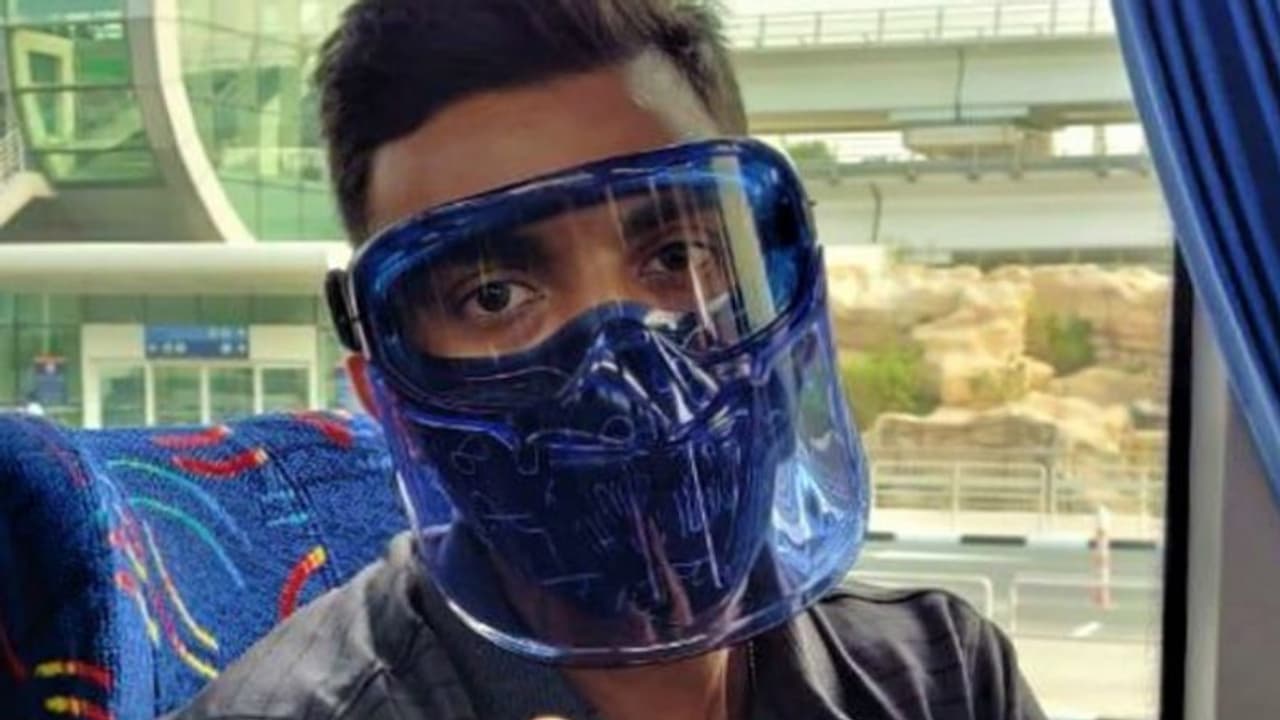 केएल राहुल ने एयरपोर्ट पर तैनात CISF जवान को दी फेस शील्ड, कहा इन्हें सुरक्षित महसूस कराना हमारी जिम्मेदारी केएल राहुल ने एयरपोर्ट पर तैनात CISF जवान को दी फेस शील्ड, कहा इन्हें सुरक्षित महसूस कराना हमारी जिम्मेदारी