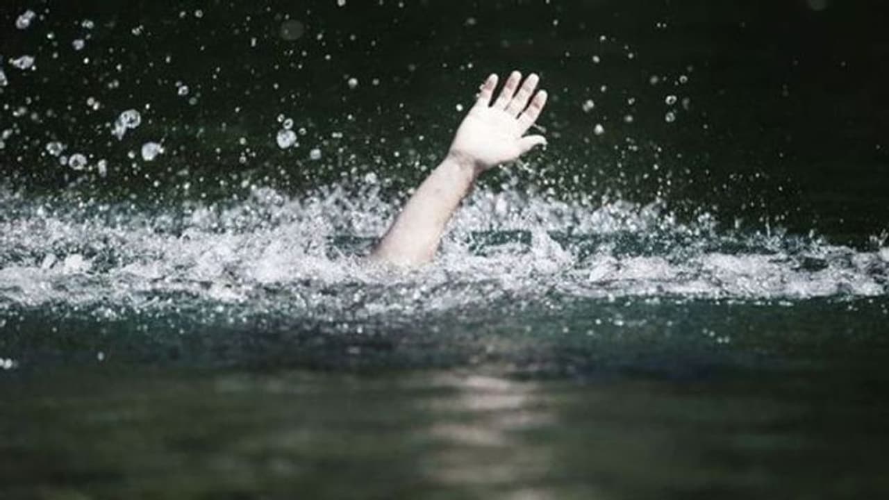 അവധി ആഘോഷിക്കാനെത്തി; വാല്പ്പാറയില് പുഴയില് കുളിക്കാനിറങ്ങിയ യുവാവ് മുങ്ങിമരിച്ചു അവധി ആഘോഷിക്കാനെത്തി; വാല്പ്പാറയില് പുഴയില് കുളിക്കാനിറങ്ങിയ യുവാവ് മുങ്ങിമരിച്ചു