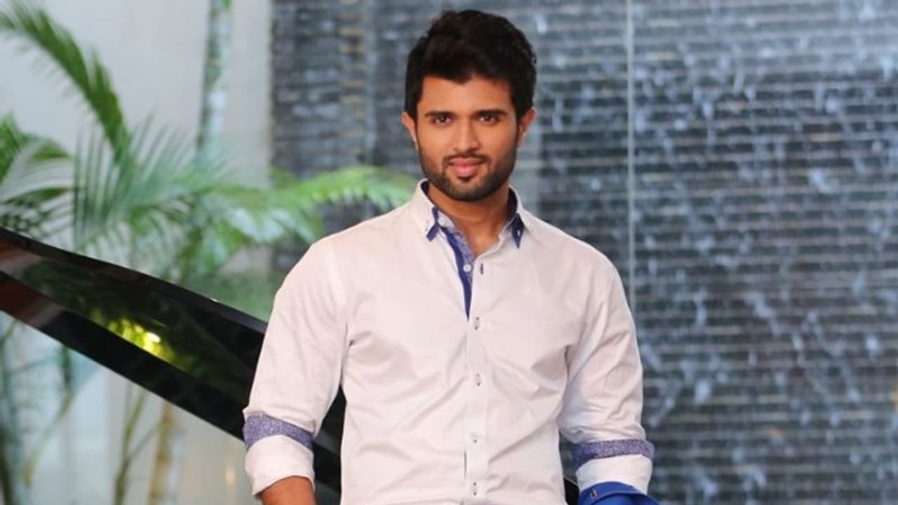 షాక్ ఇస్తున్న రౌడీ.. 100 కోట్లతో విజయ్ దేవరకొండ సినిమా షాక్ ఇస్తున్న రౌడీ.. 100 కోట్లతో విజయ్ దేవరకొండ సినిమా