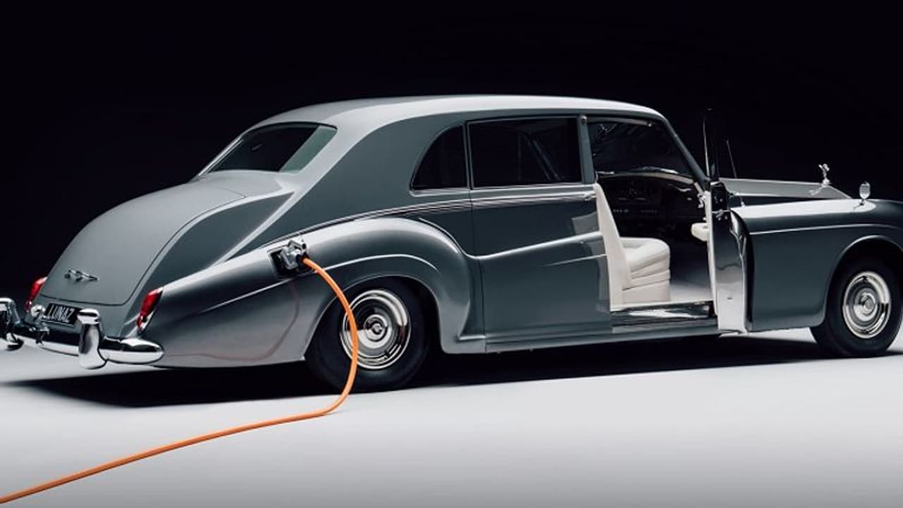 ಮೊದಲ ರೋಲ್ಸ್ ರಾಯ್ಸ್ ಎಲೆಕ್ಟ್ರಿಕ್ ಕಾರು ಅನಾವರಣ; ಕೇವಲ 30 ಕಾರು ಮಾತ್ರ ಲಭ್ಯ!