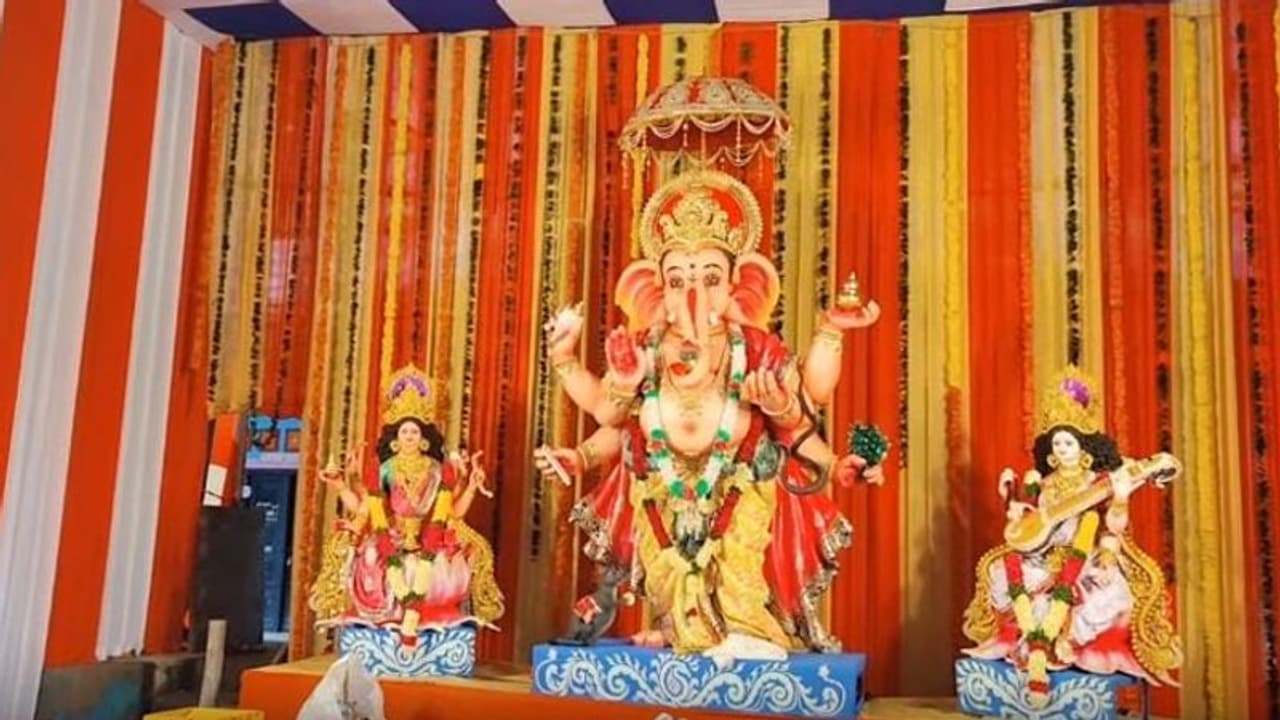 ఖైరతాబాద్ గణపతి దర్శనానికి భారీగా భక్తులు: మండపం మూసివేసిన పోలీసులు ఖైరతాబాద్ గణపతి దర్శనానికి భారీగా భక్తులు: మండపం మూసివేసిన పోలీసులు