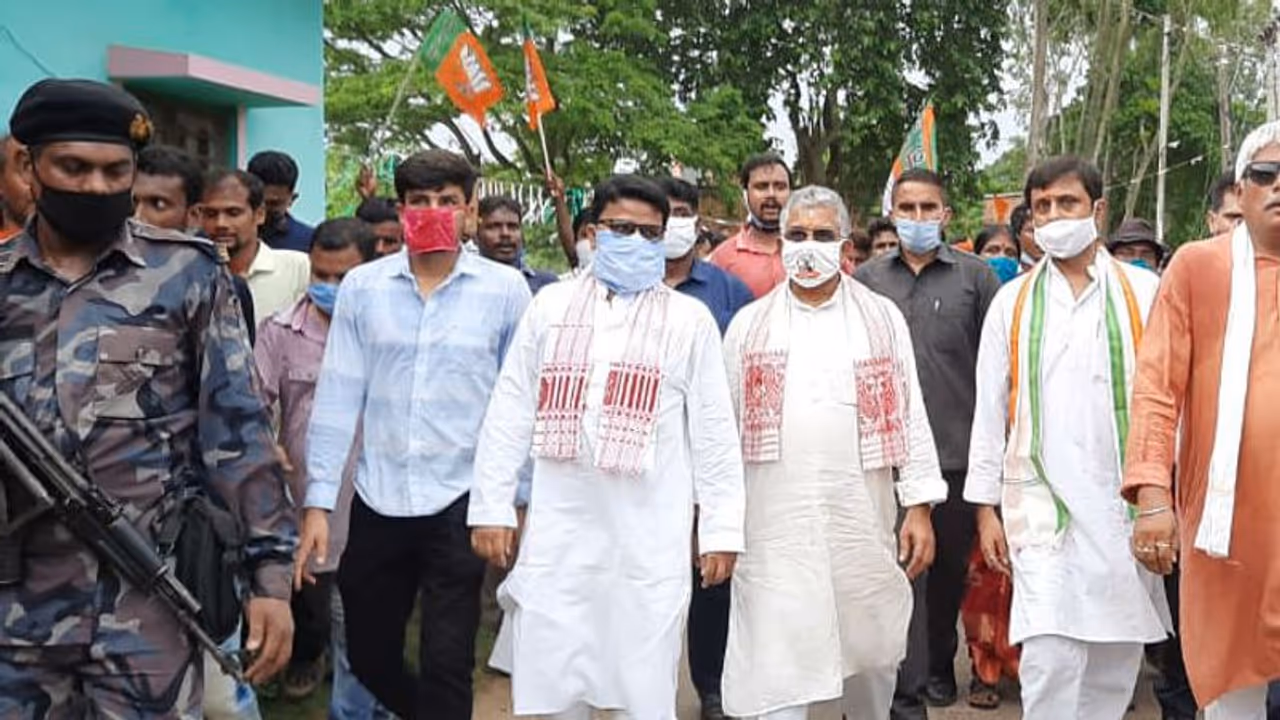 খানাকুলে নিহত বিজেপিকর্মীর বাড়িতে দিলীপ ঘোষ খানাকুলে নিহত বিজেপিকর্মীর বাড়িতে দিলীপ ঘোষ