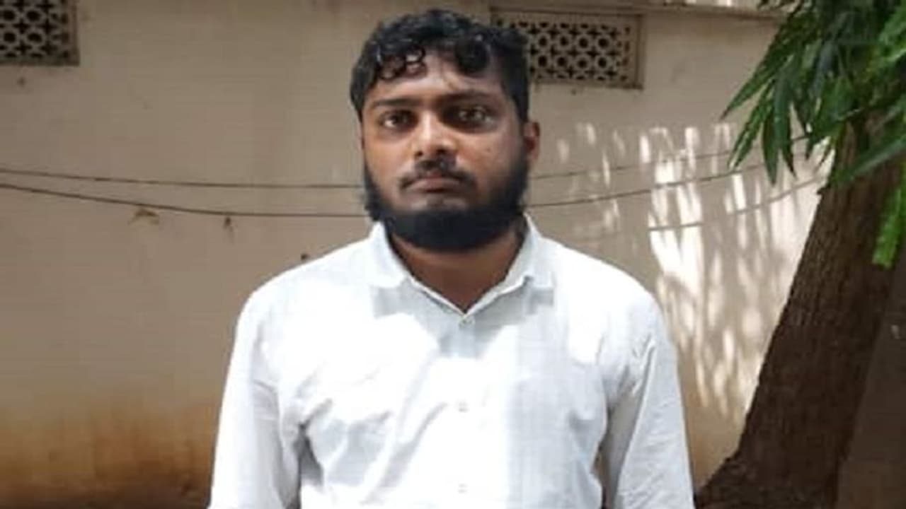 కేసీఆర్ అదనపు కార్యదర్శిని అంటూ బురిడీ కొట్టిస్తున్న కేటుగాడు కేసీఆర్ అదనపు కార్యదర్శిని అంటూ బురిడీ కొట్టిస్తున్న కేటుగాడు