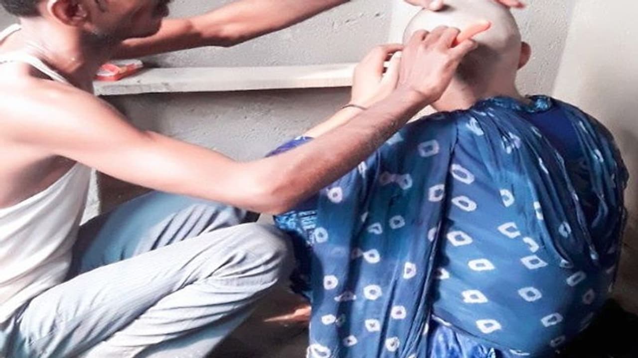 వీడెక్కడి మొగుడ్రా బాబూ.. ఆహారంలో వెంట్రుక వచ్చిందని.. భార్యకు గుండు కొట్టించాడు.. వీడెక్కడి మొగుడ్రా బాబూ.. ఆహారంలో వెంట్రుక వచ్చిందని.. భార్యకు గుండు కొట్టించాడు..