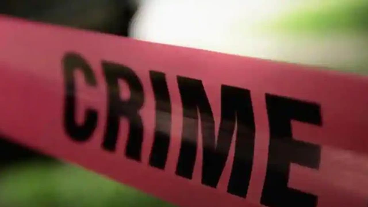 దళిత యువకుల గుండు గీయించి, మెడ చెప్పులదండతో వేసి ఊరేగింపు...రాజీకి పిలిచి గ్రామపెద్దల దారుణం.. దళిత యువకుల గుండు గీయించి, మెడ చెప్పులదండతో వేసి ఊరేగింపు...రాజీకి పిలిచి గ్రామపెద్దల దారుణం..