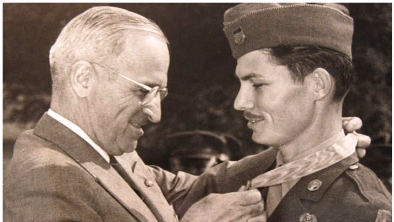 ഒരിക്കല്പ്പോലും തോക്കുപയോഗിക്കാതെ, ഒരാളെപ്പോലും വധിക്കാതെതന്നെ ധീരതയ്ക്കുള്ള പുരസ്കാരം നേടിയ ഒരു സൈനികന് ഒരിക്കല്പ്പോലും തോക്കുപയോഗിക്കാതെ, ഒരാളെപ്പോലും വധിക്കാതെതന്നെ ധീരതയ്ക്കുള്ള പുരസ്കാരം നേടിയ ഒരു സൈനികന് 