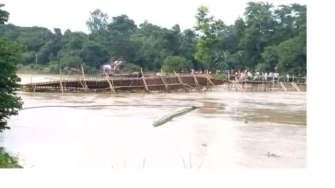 ঝুমি নদীতে হুড়মুড়িয়ে ভেঙে পড়ল সাঁকো, আতঙ্ক