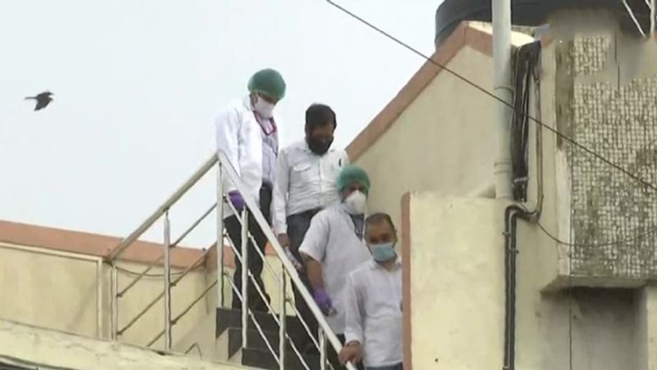 CBI ने सुशांत के दोस्त सिद्धार्थ, कुक और हेल्पर से 3 घंटे पूछताछ की, घटना के बारे में तीनों के बयान अलग CBI ने सुशांत के दोस्त सिद्धार्थ, कुक और हेल्पर से 3 घंटे पूछताछ की, घटना के बारे में तीनों के बयान अलग