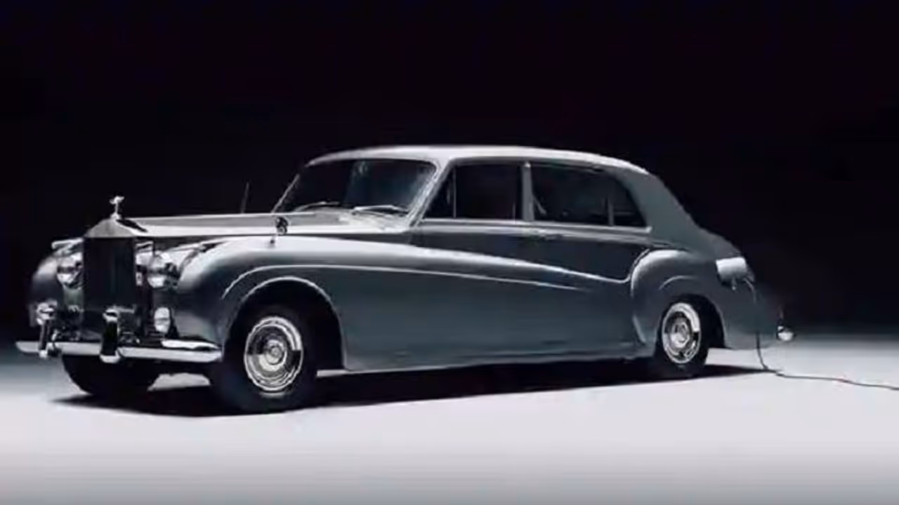 ये है दुनिया की पहली इलेक्ट्रिक Rolls Royce कार, कीमत जान कर रह जाएंगे हैरान ये है दुनिया की पहली इलेक्ट्रिक Rolls Royce कार, कीमत जान कर रह जाएंगे हैरान