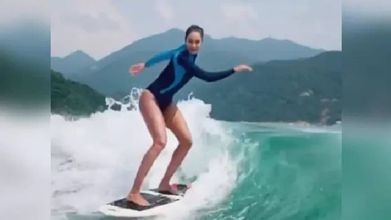 സര്ഫിംഗിനിടെ അടിതെറ്റി തിരയിലേക്ക് വീഴുന്ന ബോളിവുഡ് നടി; വീഡിയോ വൈറല് സര്ഫിംഗിനിടെ അടിതെറ്റി തിരയിലേക്ക് വീഴുന്ന ബോളിവുഡ് നടി; വീഡിയോ വൈറല്