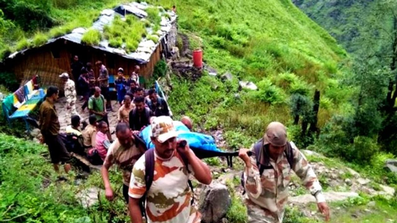পিছল পাহাড় ডিঙিয়ে ১৫ ঘন্টা হাঁটা, আহতকে বাঁচাতে আইটিবিপি র অনন্য সেবা যুদ্ধ, দেখুন ভিডিও