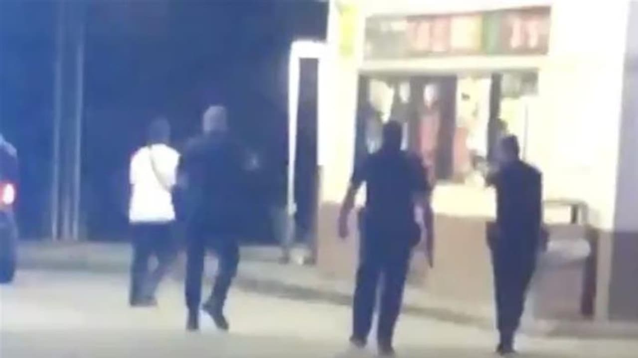 అమెరికా: పోలీసుల చేతుల్లో మరో నల్లజాతీయుడు బలి, చుట్టుముట్టి కాల్పులు అమెరికా: పోలీసుల చేతుల్లో మరో నల్లజాతీయుడు బలి, చుట్టుముట్టి కాల్పులు