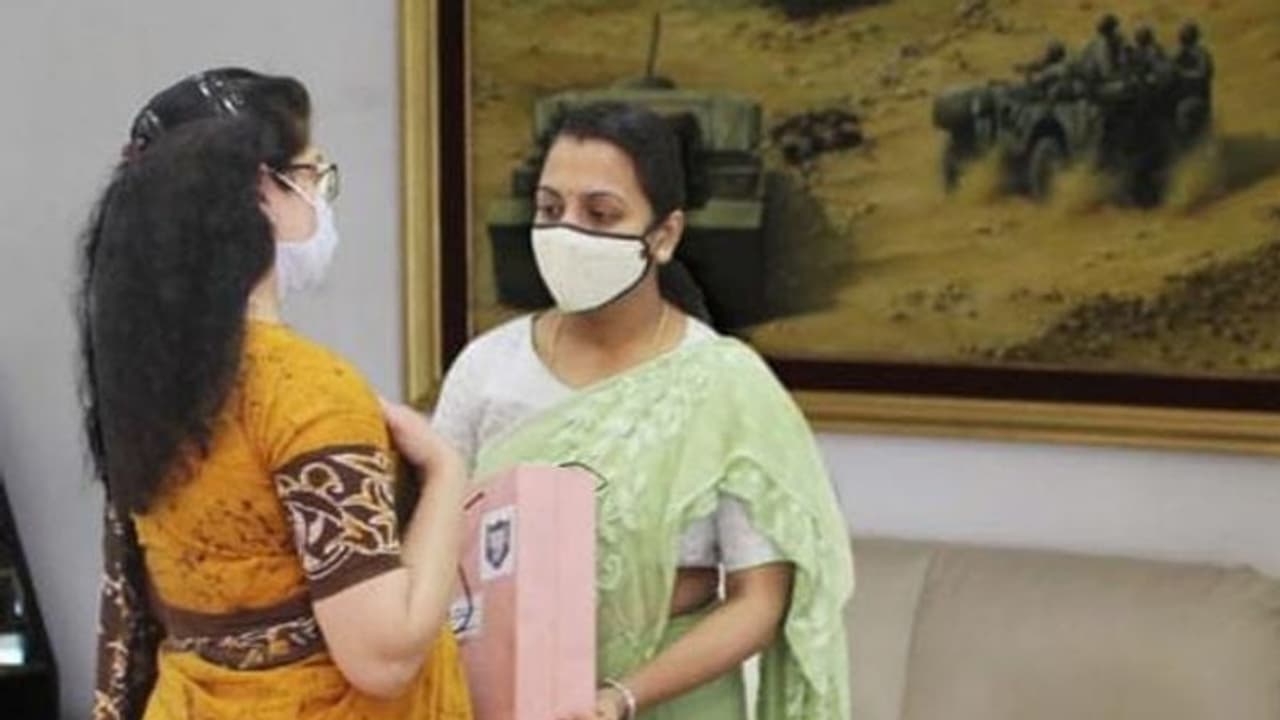 కల్నల్ సంతోష్ బాబు భార్యను సత్కరించిన ఆర్మీ