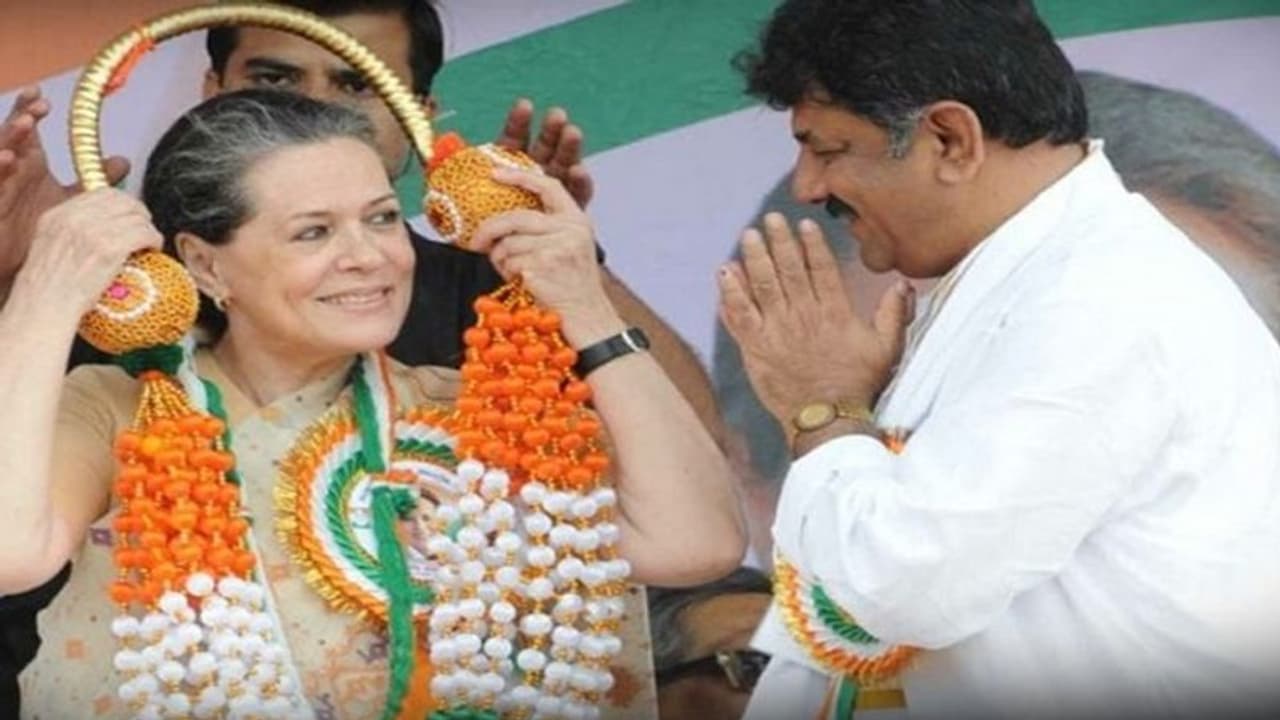 ಕಾಂಗ್ರೆಸ್ನಲ್ಲಿ ಆಂತರಿಕ ಬೆಳವಣಿಗೆ: ಸೋನಿಯಾಗೆ ಪತ್ರ ಬರೆದ ಡಿಕೆಶಿ ಕಾಂಗ್ರೆಸ್ನಲ್ಲಿ ಆಂತರಿಕ ಬೆಳವಣಿಗೆ: ಸೋನಿಯಾಗೆ ಪತ್ರ ಬರೆದ ಡಿಕೆಶಿ