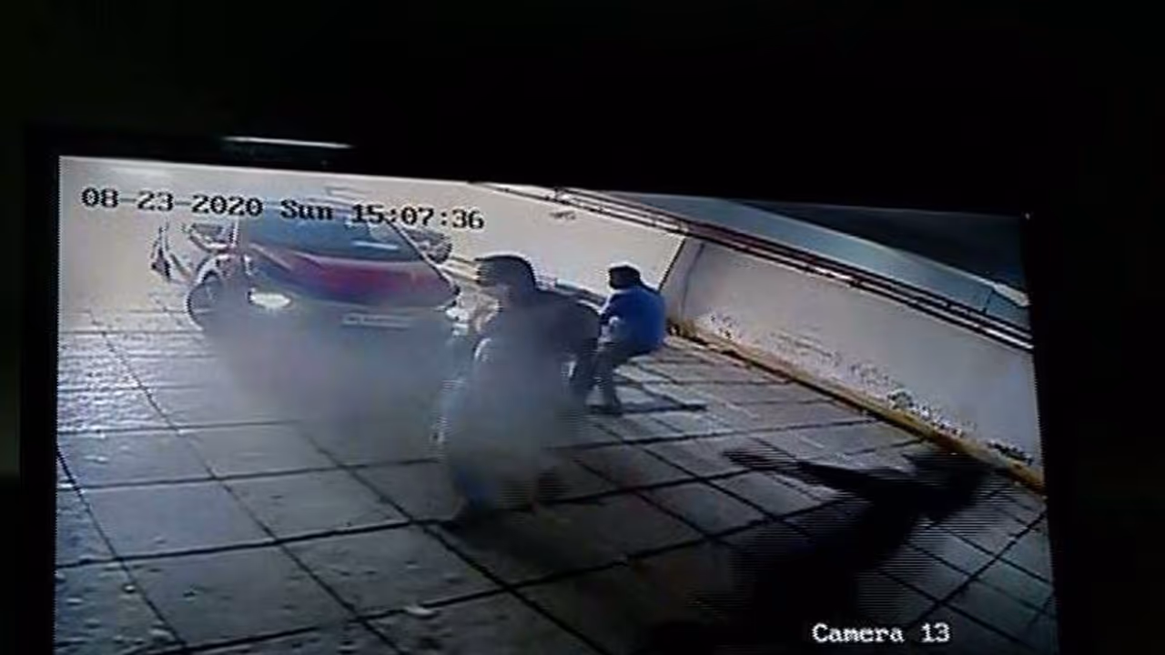 കൊവിഡ് നിരീക്ഷണ കേന്ദ്രത്തിൽ സ്വർണക്കടത്ത് സംഘങ്ങളുടെ തമ്മിലടി കൊവിഡ് നിരീക്ഷണ കേന്ദ്രത്തിൽ സ്വർണക്കടത്ത് സംഘങ്ങളുടെ തമ്മിലടി