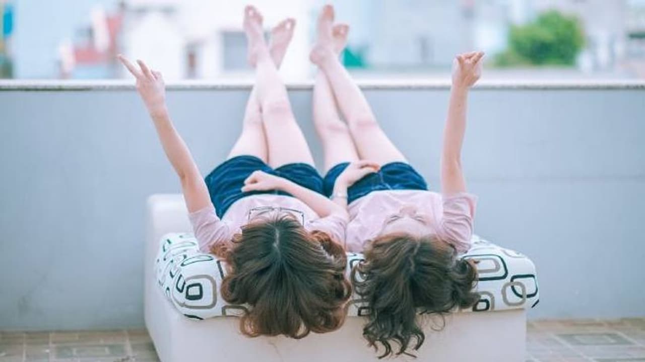 ഒരു വീട്, രണ്ട് അമ്മമാര്, വീട്ടുകാര്യങ്ങളെല്ലാം പാതിപ്പാതി; വ്യത്യസ്തമായ ഒരു ജീവിതരീതി കോ മദറിംഗ് ഒരു വീട്, രണ്ട് അമ്മമാര്, വീട്ടുകാര്യങ്ങളെല്ലാം പാതിപ്പാതി; വ്യത്യസ്തമായ ഒരു ജീവിതരീതി കോ മദറിംഗ്