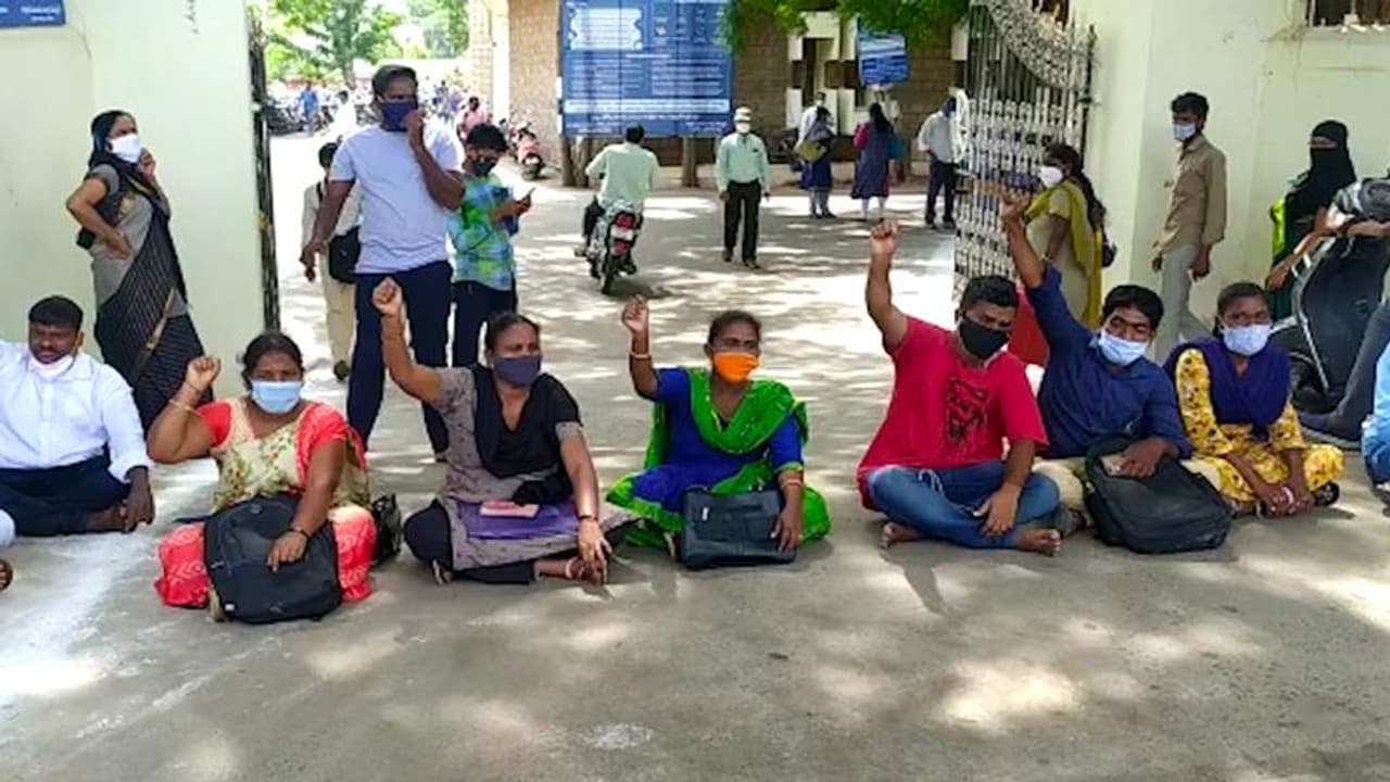 కోవిడ్ సేవలు అందించిన నర్సులకు మొండిచేయి: ధర్నా వీడియో