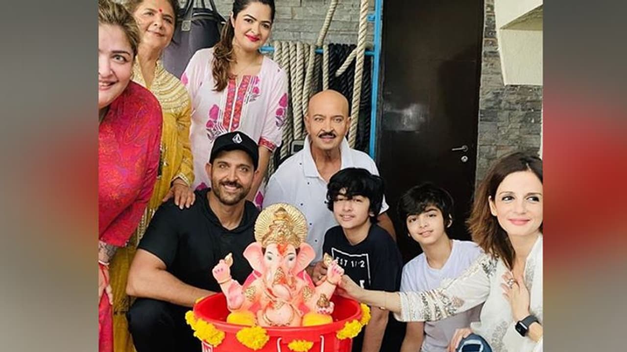 করোনার কোপে উল্লাসে ইতি, বাড়িতেই গণেশ বিসর্জনে মাতলেন হৃত্বিক সুজান করোনার কোপে উল্লাসে ইতি, বাড়িতেই গণেশ বিসর্জনে মাতলেন হৃত্বিক সুজান