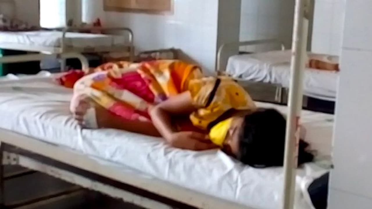 కరోనాతో వ్యక్తి మృతి: భార్య, కూతుళ్లు ఆత్మహత్యాయత్నం (వీడియో) కరోనాతో వ్యక్తి మృతి: భార్య, కూతుళ్లు ఆత్మహత్యాయత్నం (వీడియో)