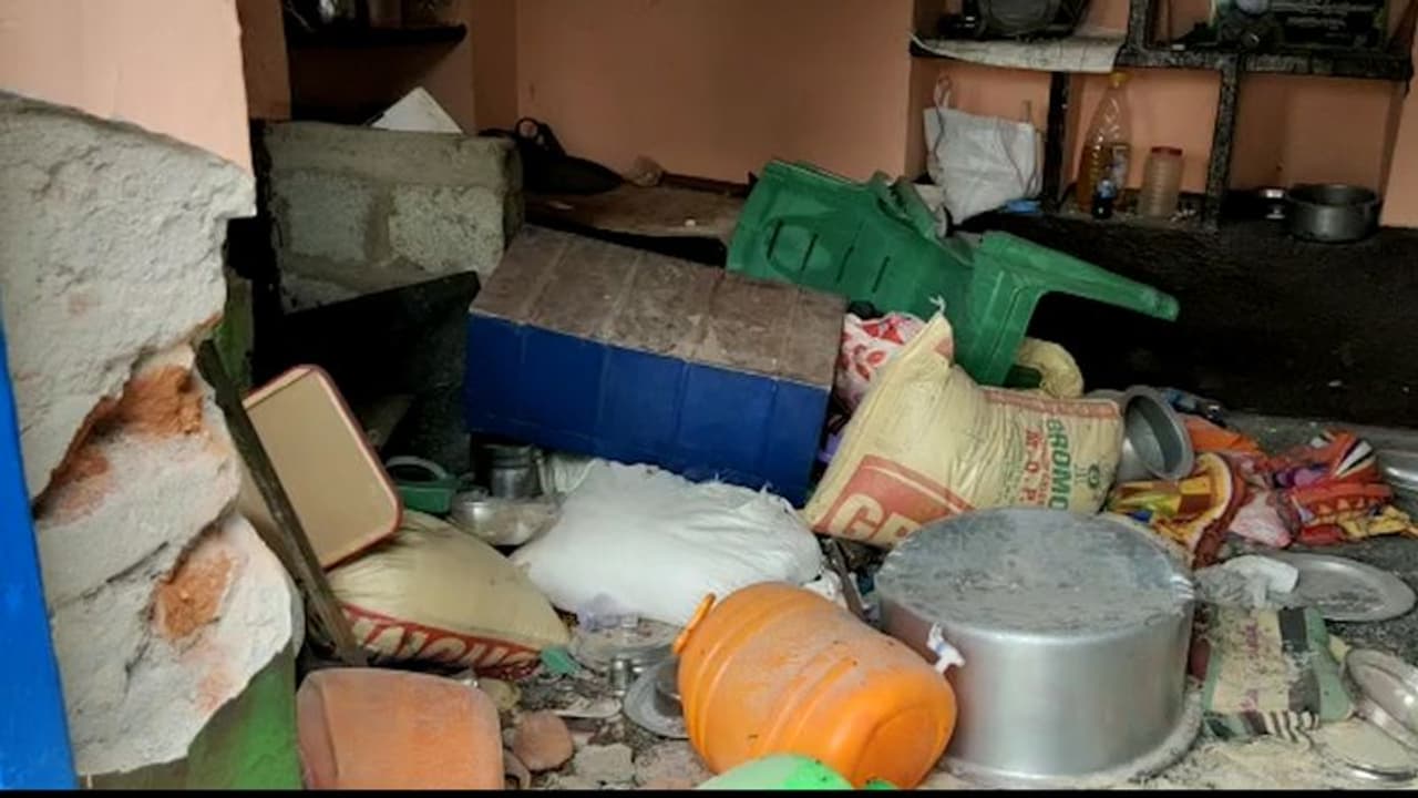 ప్రేమ జంట పరారీ: దళితులపై దాడి, తీవ్ర ఉద్రిక్తత (వీడియో)